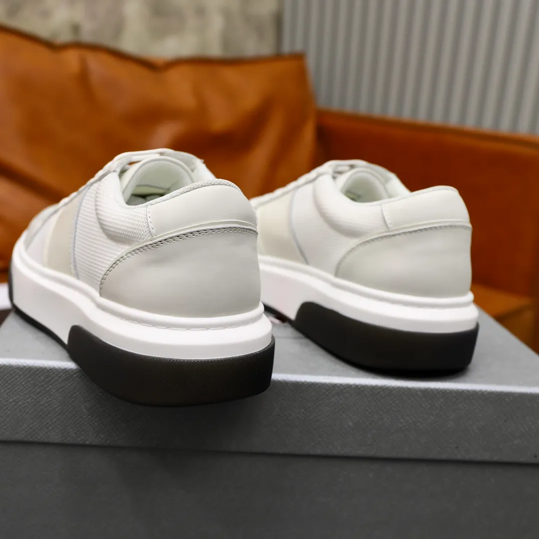 Ex-factory price: 680💰Top original order Brand: PRADA (Prada) Standard code: Men's size 38/44 (45 can be customized) Grade: Same as the official website Material: Original cowhide stitched with imported cloth, cowhide lining, original combination of two-color wear-resistant soft outsole Style category: casual sports version, young fashion, European and American trend, British style Color: actual picture color